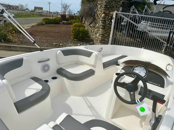 2025 Bayliner, dovoz USA — foto 11 z 12