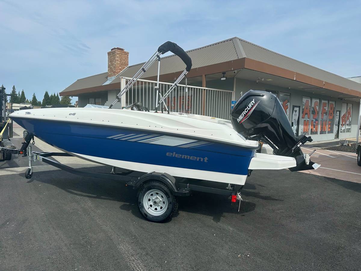 2025 Bayliner, dovoz USA — foto 4 z 12