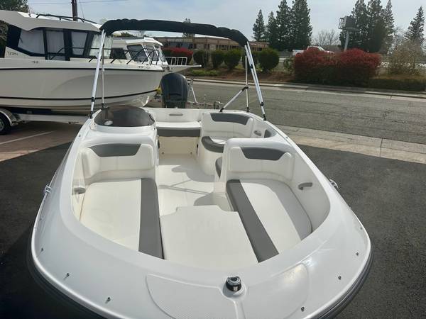 2025 Bayliner, dovoz USA — foto 9 z 12