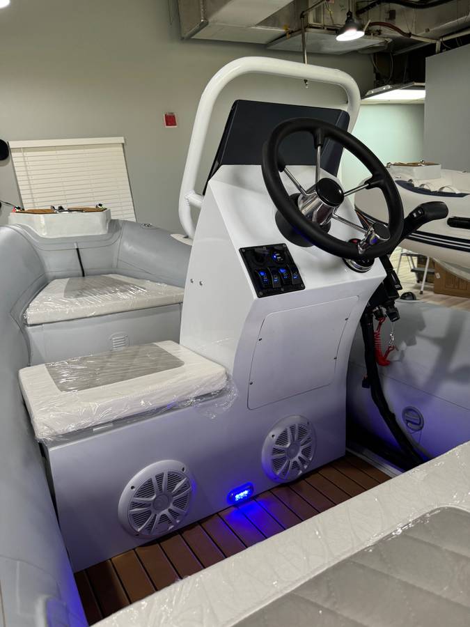 Boston Whaler, dovoz USA — foto 12 z 12