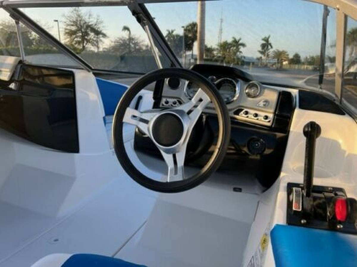 2011 Sea-Doo, dovoz USA — foto 5 z 7
