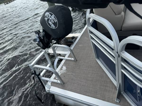 2023 Sun Tracker, dovoz USA — foto 5 z 6