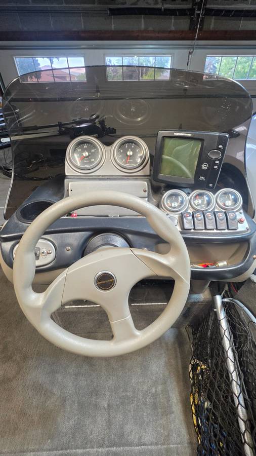 2004 Crestliner, dovoz USA — foto 10 z 11