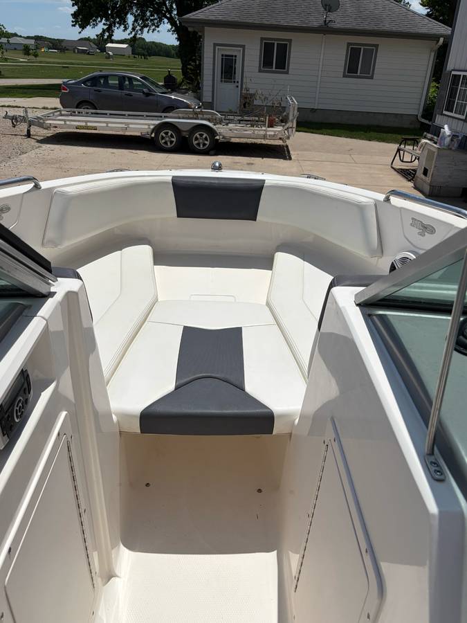 2015 Chaparral, dovoz USA — foto 8 z 12