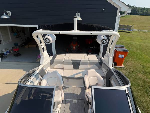 2020 Chaparral, dovoz USA — foto 10 z 12