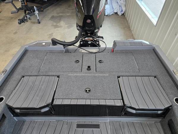 2027 Tracker, dovoz USA — foto 9 z 9