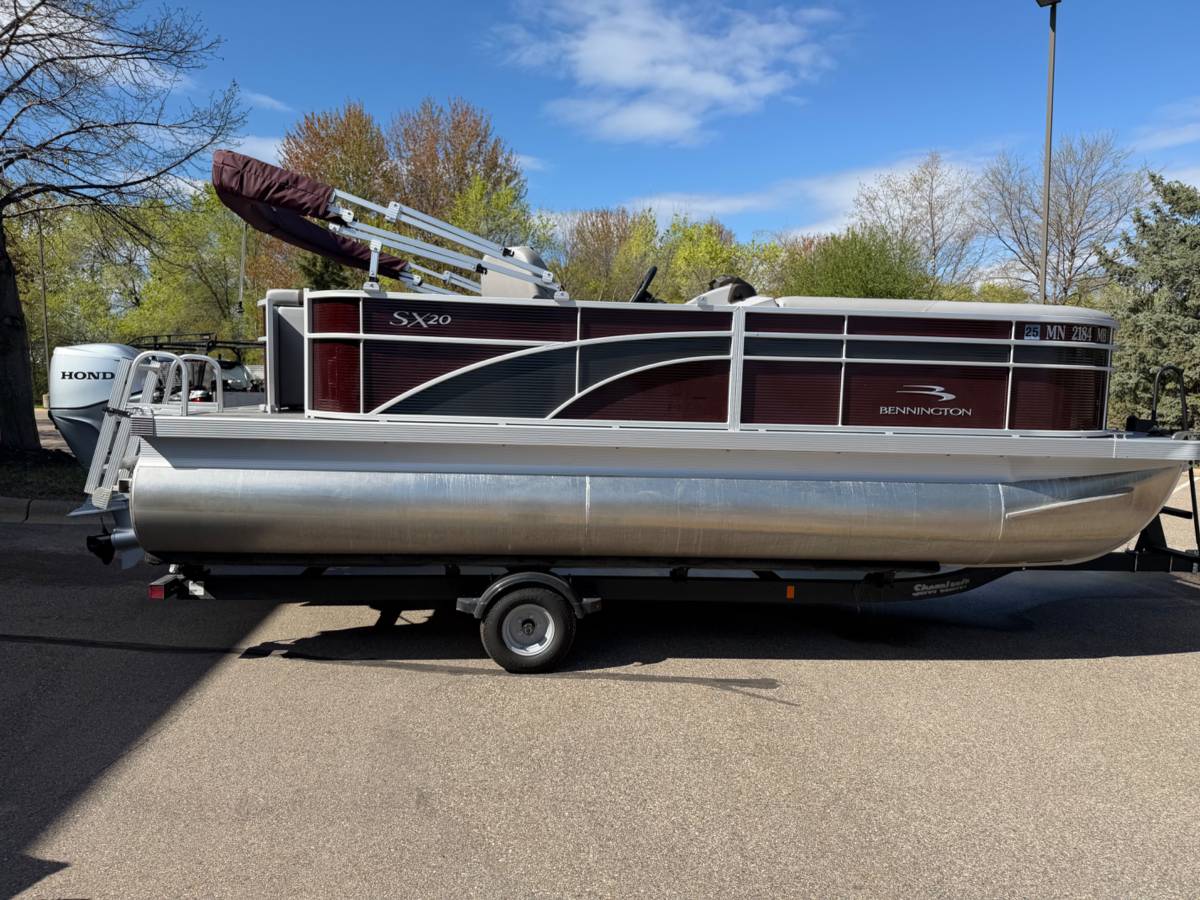 2020 Bennington, dovoz USA — foto 6 z 12