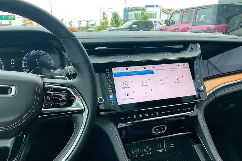 2026 Jeep Grand Cherokee Summit, SILV ZYNITH MET, 0 km, dovoz Kanada — foto 9 z 12