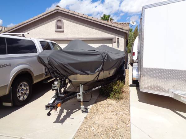 2012 Tracker, dovoz USA — foto 1
