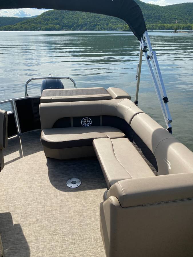 2020 Bennington, dovoz USA — foto 8 z 12