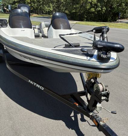 2005 Nitro, dovoz USA — foto 2 z 10
