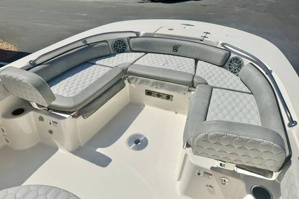 2026 Boston Whaler, dovoz USA — foto 10 z 12