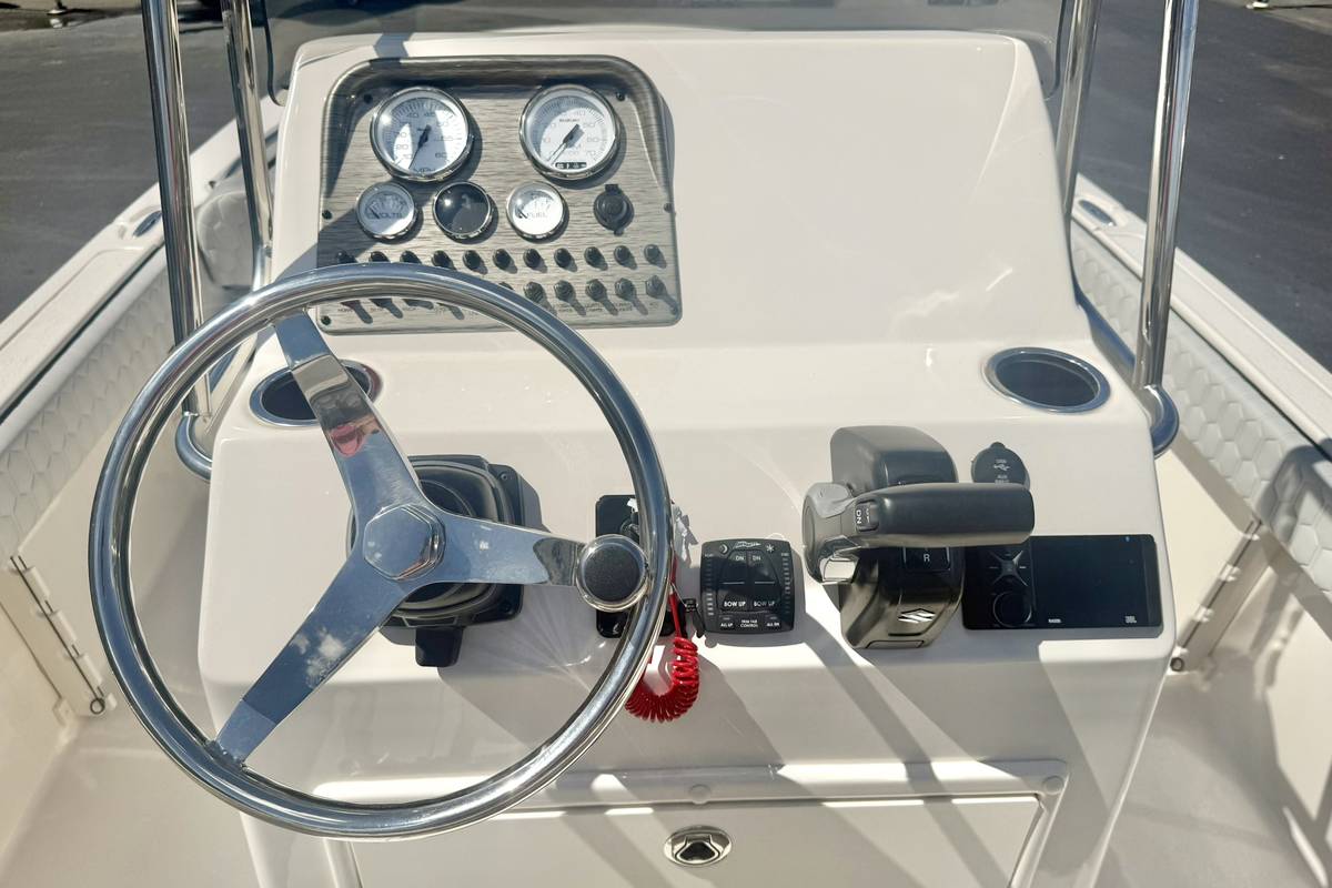 2026 Boston Whaler, dovoz USA — foto 3 z 12