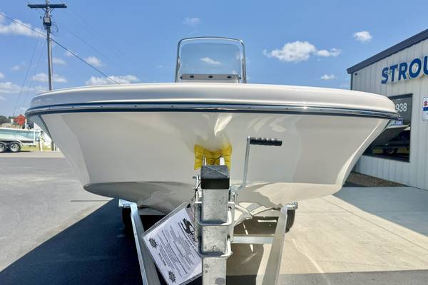 2026 Boston Whaler, dovoz USA — foto 8 z 12