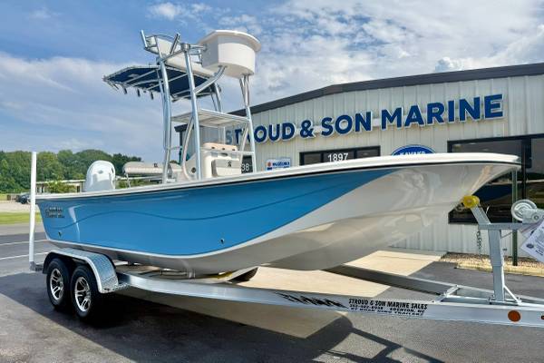 2025 Boston Whaler, dovoz USA — foto 1