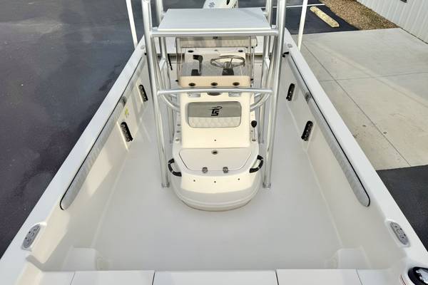 2025 Boston Whaler, dovoz USA — foto 11 z 12