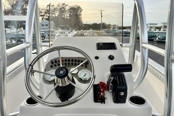 2025 Boston Whaler, dovoz USA — foto 3 z 12