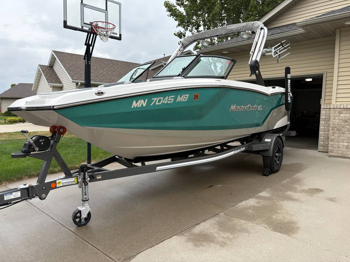 2021 MasterCraft, dovoz USA — foto 1 z 12 2021 MasterCraft, dovoz USA — foto 1 z 12