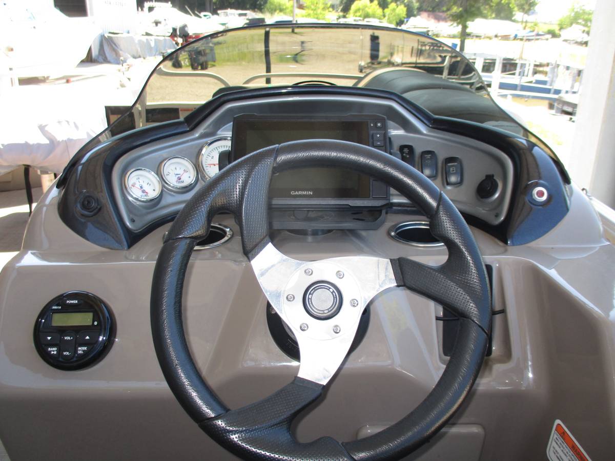 2021 Tracker, dovoz USA — foto 9 z 12