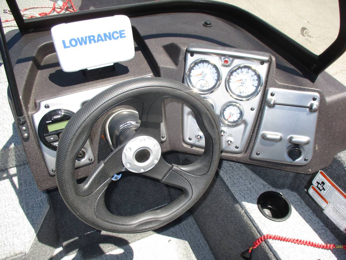 2023 Tracker, dovoz USA — foto 7 z 12