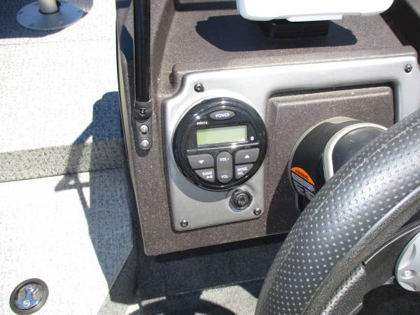 2023 Tracker, dovoz USA — foto 8 z 12