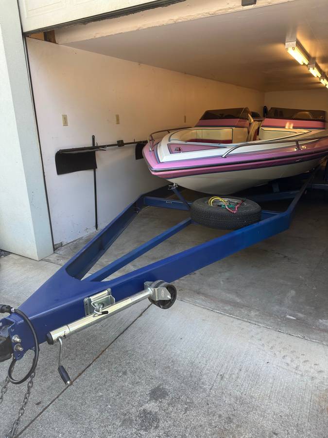 21 ft Crusader Ski Boat, dovoz USA — foto 8 z 12