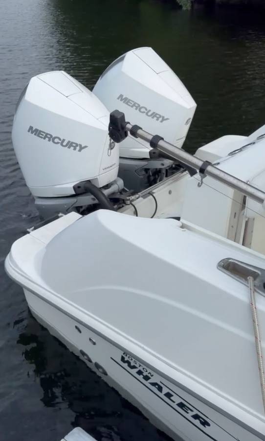 2014 Boston Whaler, dovoz USA — foto 3 z 8