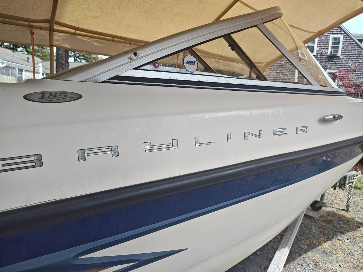 2004 Bayliner, dovoz USA — foto 2 z 5