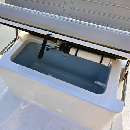 2024 Boston Whaler, dovoz USA — foto 9 z 11