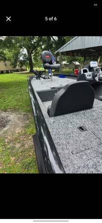 2025 Tracker, dovoz USA — foto 2 z 6
