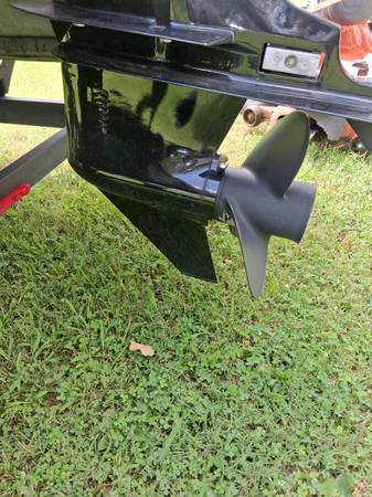 2025 Sun Tracker, dovoz USA — foto 4 z 5