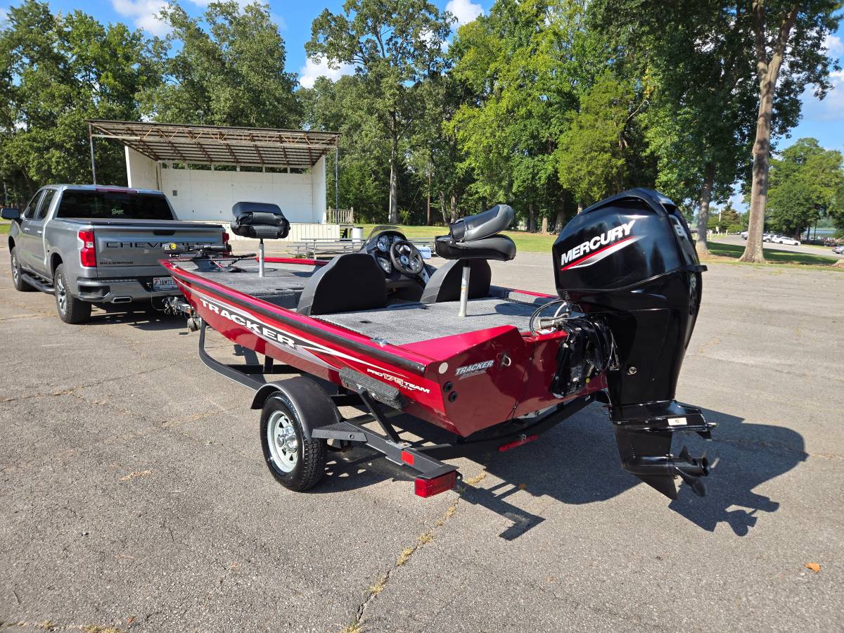 2021 Tracker, dovoz USA — foto 8 z 12