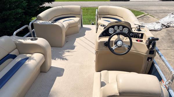 2015 Lowe, dovoz USA — foto 2 z 5