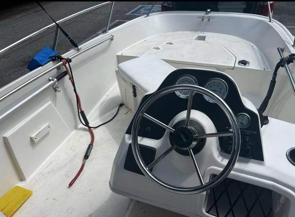 2012 Boston Whaler, dovoz USA — foto 4 z 7