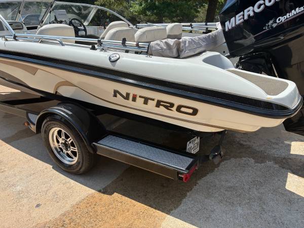 2010 Nitro, dovoz USA — foto 5 z 12