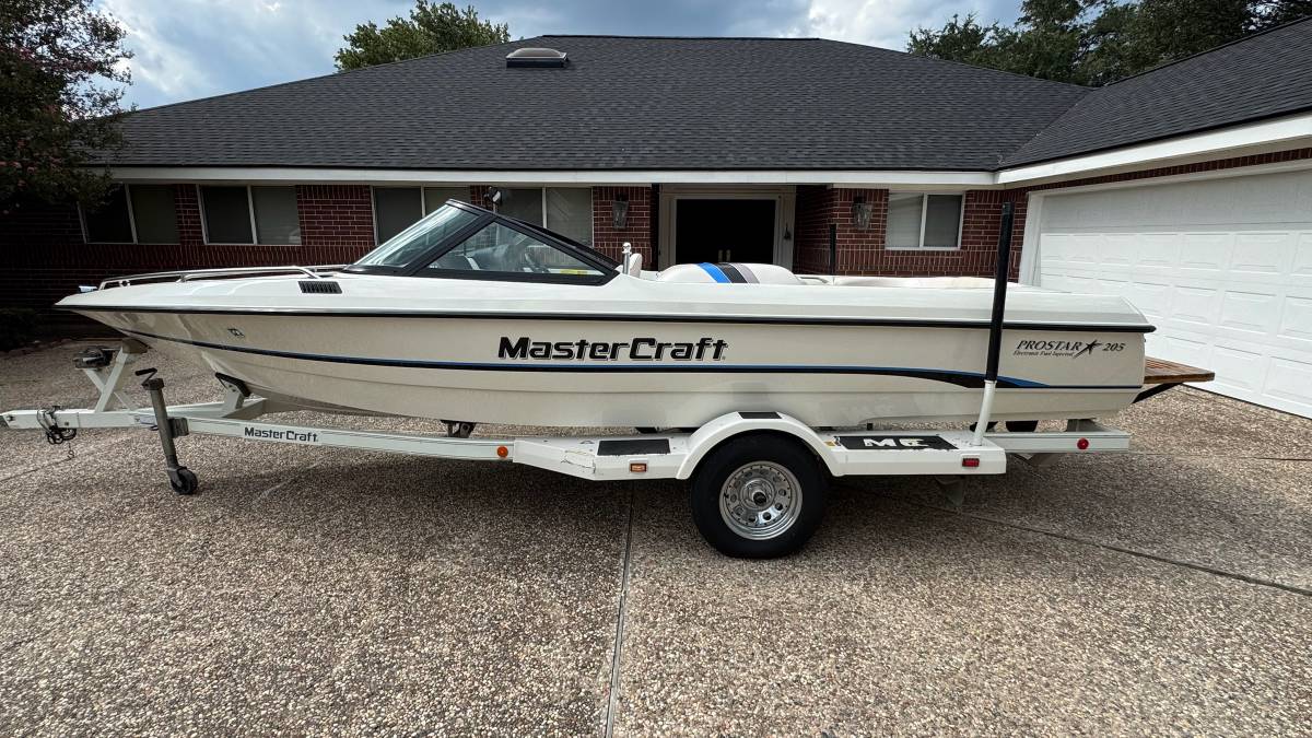 Ski boat, dovoz USA — foto 1 z 12 Ski boat, dovoz USA — foto 1 z 12