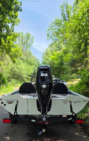 2023 Tracker, dovoz USA — foto 2 z 6