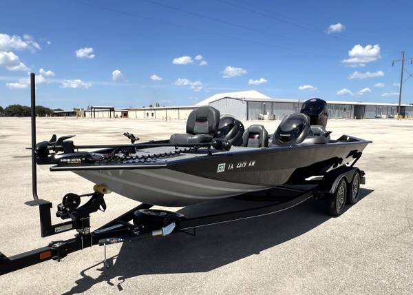 2023 Tracker, dovoz USA — foto 2 z 12