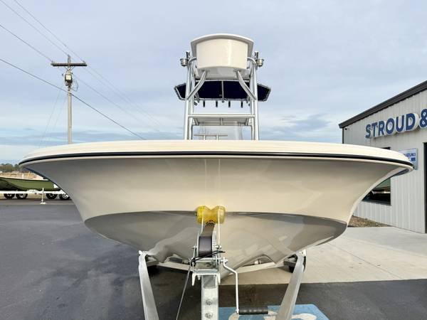 2025 Boston Whaler, dovoz USA — foto 7 z 12
