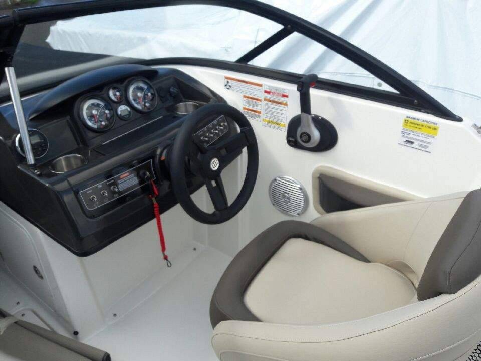 2017 Bayliner, dovoz USA — foto 5 z 8