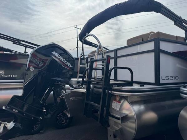 2026 Lowe, dovoz USA — foto 4 z 12