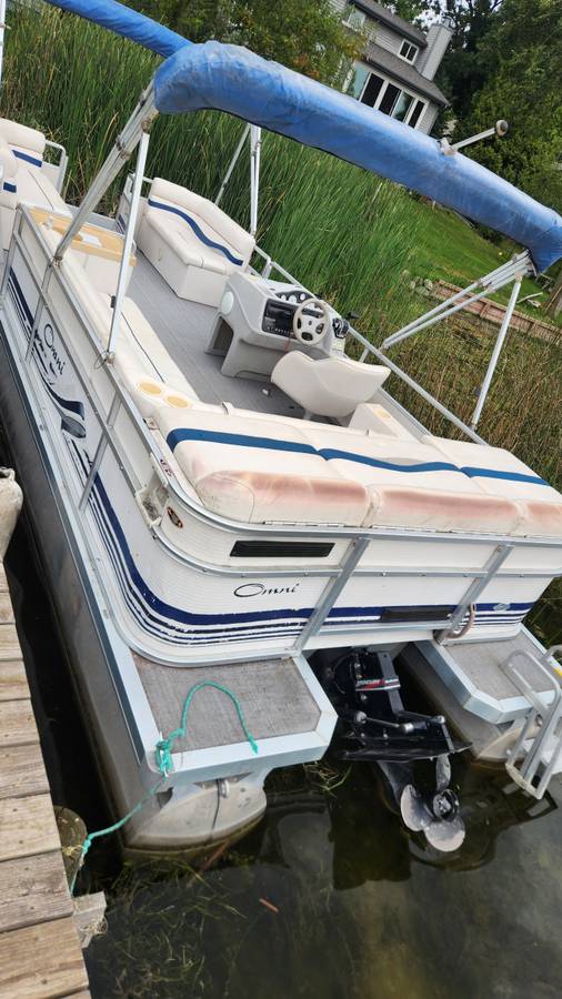 24' Pontoon 140hp w/ Double Bunk Trailer, dovoz USA — foto 6 z 12