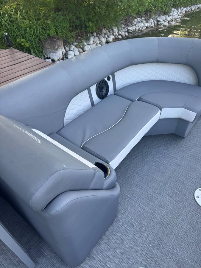 2024 Bennington, dovoz USA — foto 6 z 8