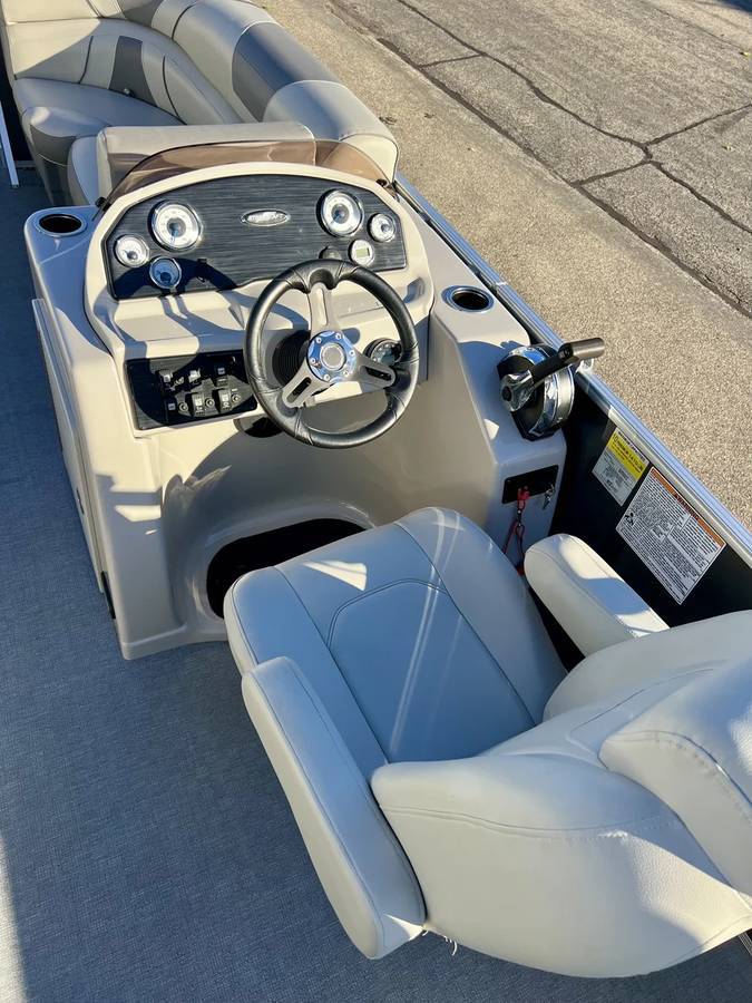 2021 Tracker, dovoz USA — foto 10 z 12