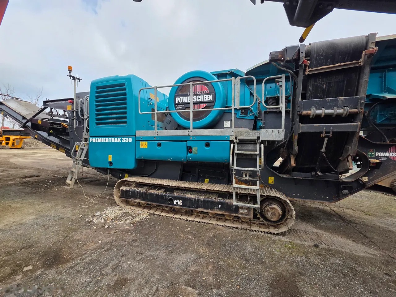 2022 Powerscreen Premiertrak 330, 1 944 mth, dovoz Skladom v EÚ — foto 1 z 24 2022 Powerscreen Premiertrak 330, 1 944 mth, dovoz Skladom v EÚ — foto 1 z 24
