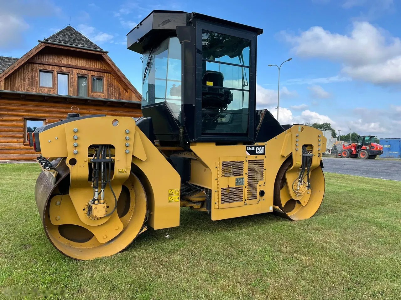 2015 Caterpillar CB44B, 800 mth, dovoz Skladom v EÚ — foto 2 z 10