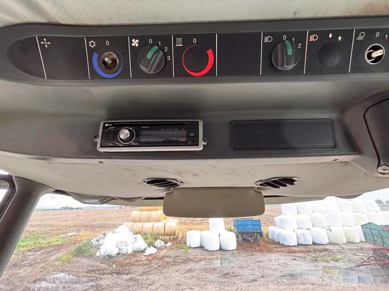 2002 Claas Medion 310 932, 2 904 mth, dovoz Skladom v EÚ — foto 13 z 21