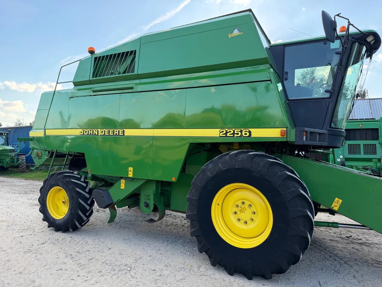 2001 John Deere 2256, dovoz Skladom v EÚ — foto 1