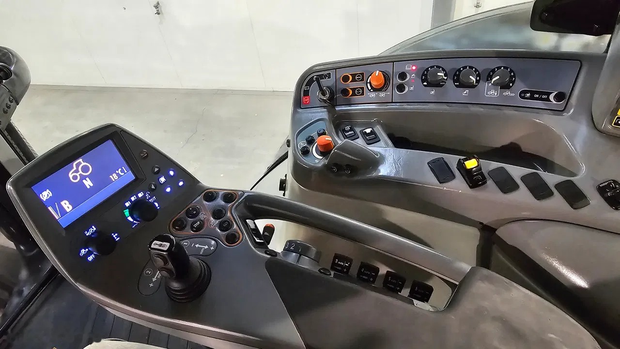 2015 Valtra, 5 500 mth, dovoz Skladom v EÚ — foto 5 z 13