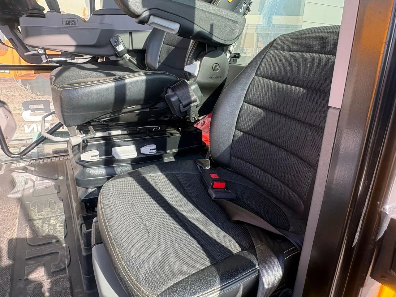 2022 JCB 8330 iCON, 1 042 mth, dovoz Skladom v EÚ — foto 9 z 10